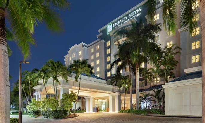 Embassy Suites by Hilton San Juan Hotel & Casino, Puerto Rico - Fachada del hotel de noche